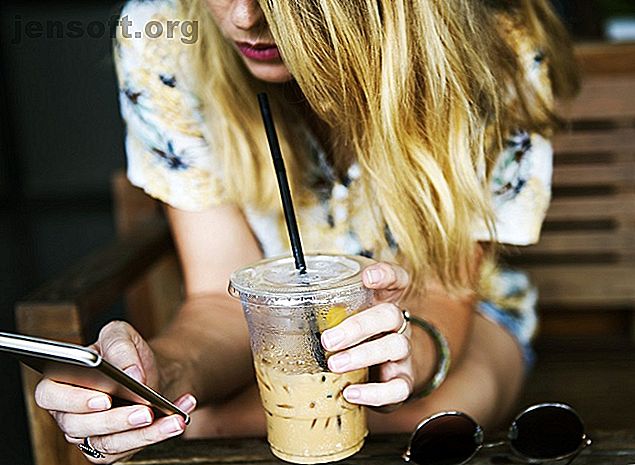 Femme buvant du café et regardant iPhone