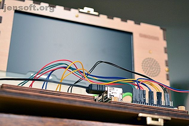 Un ordinateur en bois contient un Raspberry Pi 3