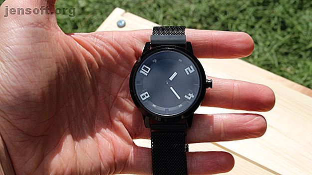 Lenovo Watch X dans la main