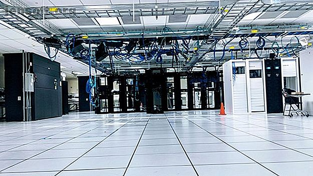 Une salle de centre de données avec des racks de serveurs