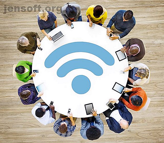 Un groupe de personnes partageant une connexion Wi-Fi