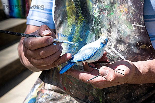 peindre une statue d'oiseau bleue
