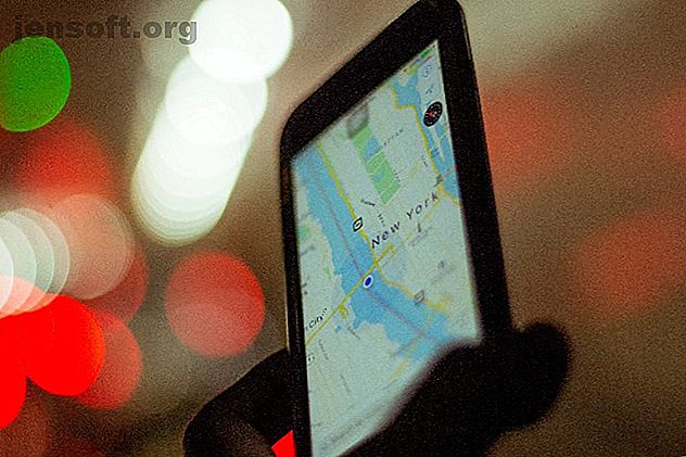 Un téléphone avec une application de navigation GPS ouverte