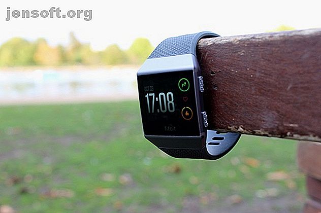 Fibit Ionic smartwatch dans un parc