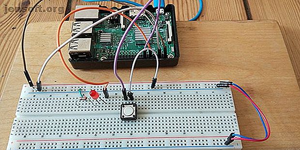 Raspberry Pi relié à un bouton et une LED sur une planche à pain.