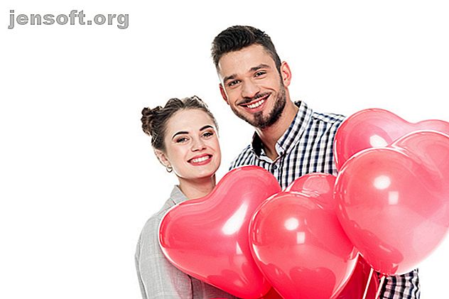 Homme et femme avec des ballons de la Saint-Valentin