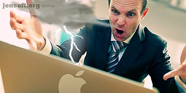 Un homme d'affaires en colère frustré par des problèmes sur son ordinateur portable