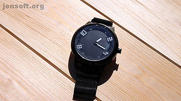 Lenovo Watch X - Design présenté sur une boîte en bois
