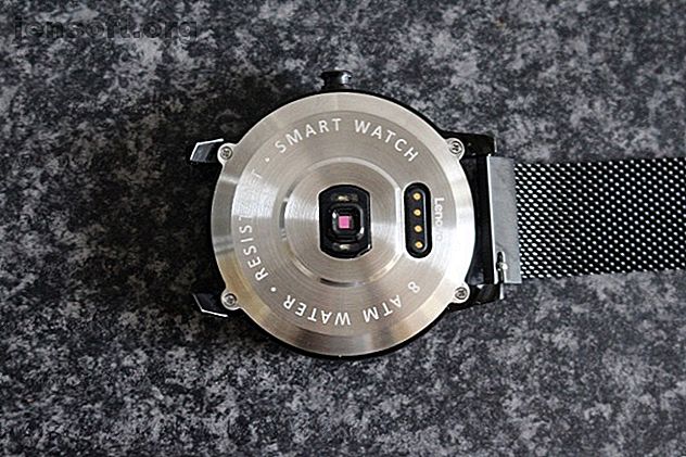L'arrière de la montre Lenovo Watch X montrant la connexion de charge et le capteur de fréquence cardiaque