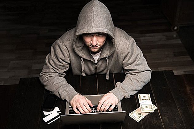Un pirate informatique utilisant un ordinateur portable