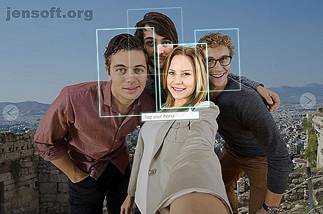 Photo de quatre personnes avec un marquage par reconnaissance faciale