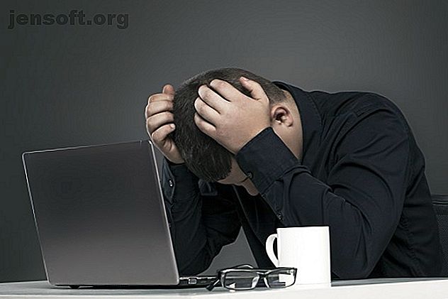 Homme déprimé avec ordinateur