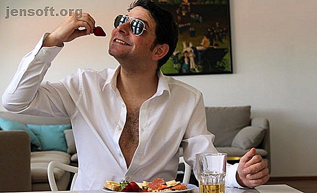 Ceci est une photo d'un mec prenant son petit déjeuner et portant des lunettes de soleil à l'intérieur