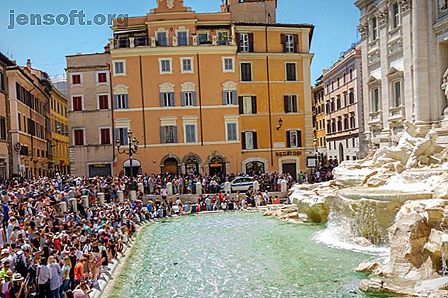 Les foules autour de la fontaine de Trevi à Rome