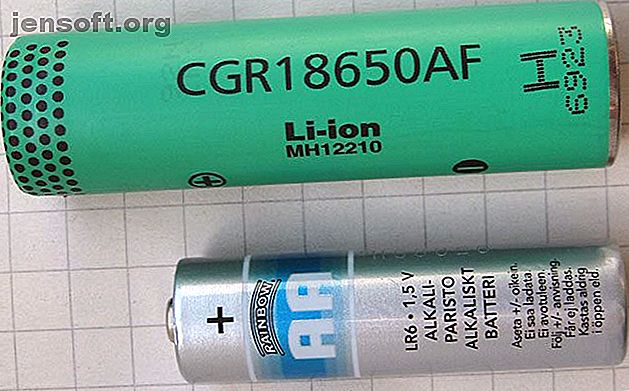 De 18650 is een type oplaadbare lithium-ionbatterij.  Op zoek naar de beste 18650-batterij?  Hier is wat je over hen moet weten en hoe je gevaarlijke vervalsingen kunt vermijden.