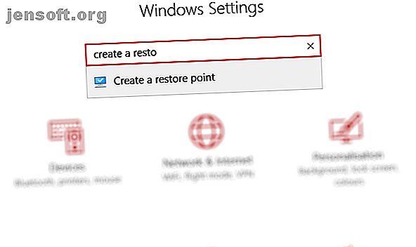 Leer hoe Systeemherstel en Factory Reset u kunnen helpen Windows 10-rampen te overleven en uw systeem te herstellen.
